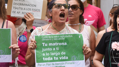 Una mujer sujeta una pancarta en la que se lee: 'Tu matrona, junto a ti a lo largo de toda tu vida' durante una manifestación contra el “abandono” de la sanidad en Madrid.- Gustavo Valiente / Europa Press