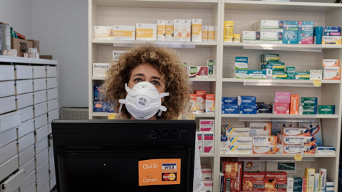 Una farmacéutica con mascarilla en Italia. / REUTERS