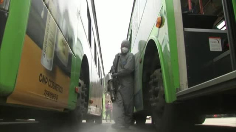 Corea del Sur desinfecta el interior de los autobuses para contener el coronavirus