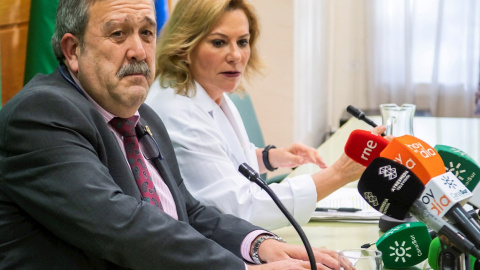 26/02/2020.- El director general de Salud Pública y Ordenación Farmacéutica, José María de Torres, y la portavoz del Grupo Asesor de Seguimiento Alerta por el nuevo Coronavirus, Inmaculada Salcedo, en rueda de prensa. / EFE - RAÚL CARO