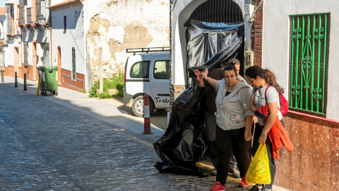 Varias personas salen este miércoles del domicilio en Aznalcóllar (Sevilla), donde un hombre de 51 años asesinó con una escopeta a su mujer de 43 años y posteriormente se suicidó con el mismo arma, poco antes de esta pasada medianoche, según han in