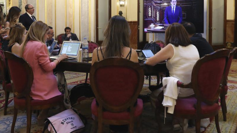 Periodistas siguen en el Congreso la intervención del presidente del Gobierno, Mariano Rajoy, en defensa de la moción de censura presentada por Unidos Podemos. EFE/Ballesteros