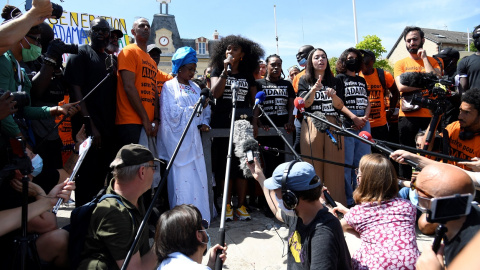 Assa Traore, la hermana del difunto Adama Traore, un hombre que murió bajo custodia policial, pronuncia un discurso junto a su madre Oumou Traore, su hermano Lassana Traore y su hermana Hawa Traore antes de una marcha de protesta para pedir justicia, el 