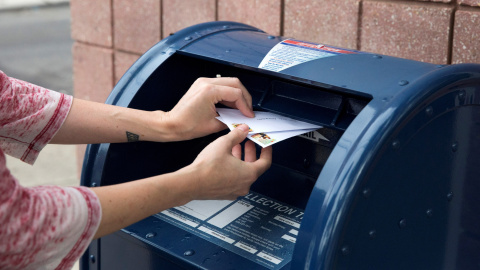 Una persona deposita cartas en un buzón de cobranza del Servicio Postal de EE. UU. (USPS) en Filadelfia, Pensilvania, EE. UU., 14 de agosto de 2020. / REUTERS / Rachel Wisniewski