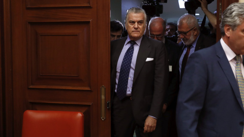 El extesorero del PP Luis Bárcenas, a su llegada  al Congreso para su comparecencia en la comisión de investigación de la supuesta financiación ilegal del PP. EFE/Chema Moya