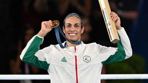 La boxeadora argelina Imane Khelif levantando su medalla de oro en los JJOO de Paris.- EuropaPress