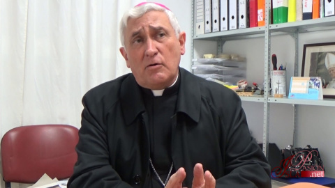 Imagen de la entrevista a Monseñor Rafael Zornoza Boy tras la marcha de las Madres Capuchinas de San Fernando. Youtube