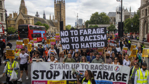 Protestas antifascistas en varias ciudades británicas.- EFE/EPA/MARK THOMAS