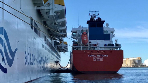 Abastecimiento de gas natural licuado a un barco.