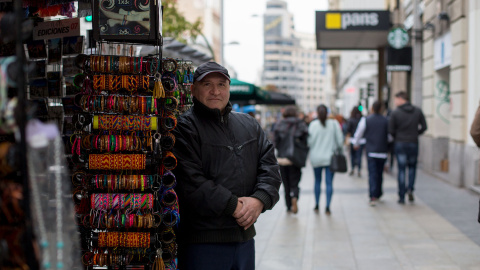 José Narbona, en su quiosco de la Gran Vía, en marzo. / CHRISTIAN GONZÁLEZ