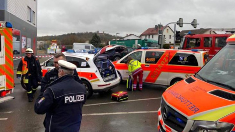 Les forces de seguretat es personen en el lloc de l'atropellament a Volkmarsen./ REUTERS