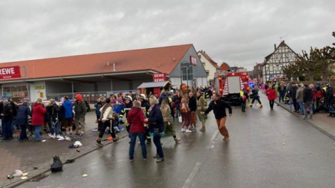 Moments posteriors a l'atropellament a una multitud de persones durant la cavalcada de carnestoltes de Volkmarsen./ REUTERS