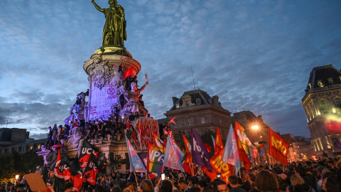 Miles de personas se congregan en la Plaza de la República tras conocer los resultados de las elecciones legislativas en París, Francia.- Europa Press