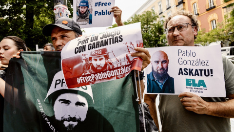 Miembros de varias asociaciones con carteles durante una concentración por la liberación del periodista Pablo González.- Carlos Luján / Europa Press