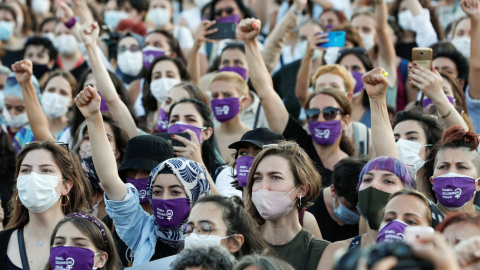 Mujeres gritan consignas durante una protesta contra el feminicidio y la violencia machista, en Estambul. /Reuters