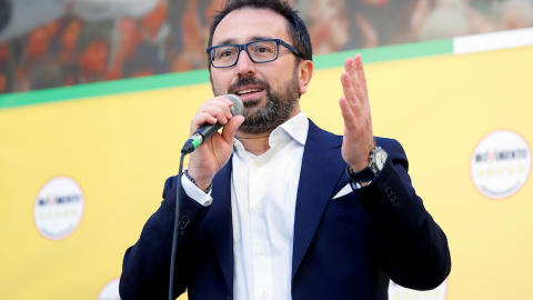 El ministro de Justicia de Italia, Alfonso Bonafede, habla en el escenario durante una protesta antigubernamental realizada por el Movimiento de 5 estrellas de Italia en Roma, Italia, el 15 de febrero de 2020. REUTERS / Remo Casilli