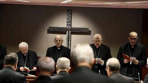 El presidente de la Conferencia Episcopal Española (CEE), Ricardo Blázquez (c-i) y el cardenal y arzobispo de Madrid, Carlos Osoro (c-d) inauguran la asamblea plenaria de los obispos que se celebra en Madrid. EFE/Víctor Lerena