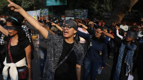 Mujeres participando en la coreografía "Un violador en tu camino" en India. Imagen de archivo. Rajal Gupta/EFE