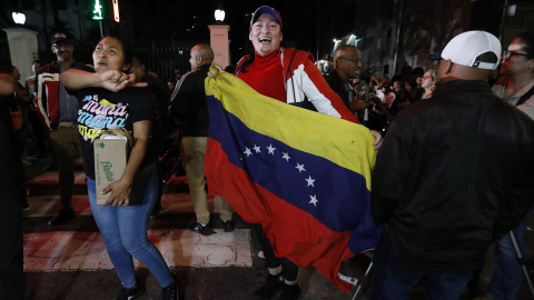  Ciudadanos celebrando en Caracas la proclamación de Nicolás Maduro como presidente electo por el Consejo Nacional Electoral. Imagen de archivo. Europa Press