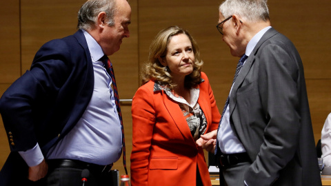 La ministra de Economía, Nadia Calviño (c), conversa con el vicepresidente del BCE, Luis de Guindos (i), y el director gerente del Mecanismo Europeo de Estabilidad, Klaus Regling (d), antes del comienzo del Ecofin en Luxemburgo. EFE/ Julien Warnand