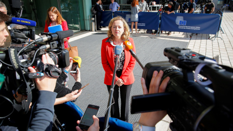 La ministra de Economía, Nadia Calviño, realiza declaraciones a los medios a su llegada al Consejo Ecofin en Luxemburgo. EFE/ Julien Warnand