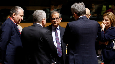 El ministro italiano de Finanzas, Giovanni Tria, en el centro, rodeado de otros ministros de la UE, antes de la reunión del Consejo Ecofin en Luxemburgo. EFE/ Julien Warnand