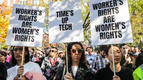 Los trabajadores sostienen carteles como parte de una protesta mundial por problemas laborales en Nueva York | Reuters