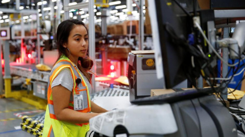 Una empleada del centro de cumplimiento de Amazon | Reuters