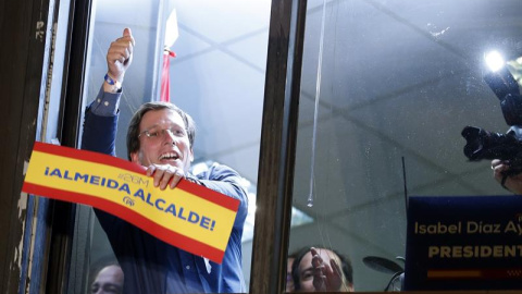 El candidato del PP al Ayuntamiento de Madrid, José Luis Martínez-Almeida, celebra los resultados electorales en la sede de los populares. - EFE