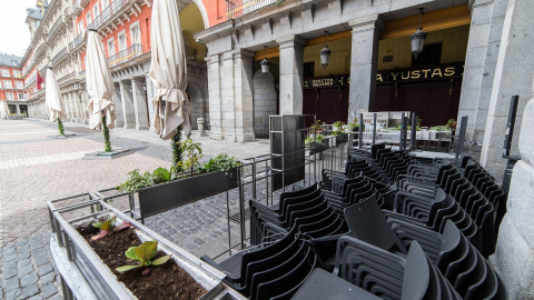 Terraza cerrada en el local Casa Yustas en la Plaza Mayor de la capital durante el confinamiento. E.P./Joaquin Corchero