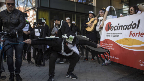 Activistas y vecinos del bloque de la calle Santa Ana 8 protestan contra el fondo buitre Ares Management, que ha comprado su edificio y se niega a negociar la renovación de contratos de alquiler.- JAIRO VARGAS