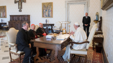 La cúpula de la Conferencia Episcopal (el presidente, Ricardo Blázquez,el vicepresidente, Antonio Cañizares, y el secretario general, José María Gil Tamayo) en un encuentro con el Papa Francisco, en su despacho en el Vaticano.