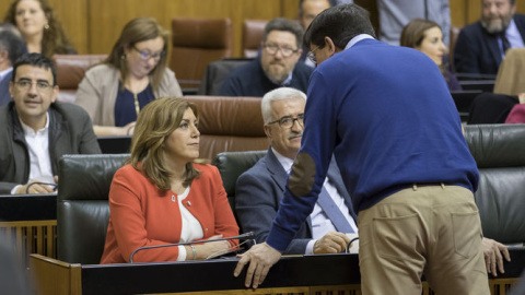 La presidenta andaluza, Susana Díaz, habla con el portavoz de Ciudadanos, Juan Marín, en el Parlamento andaluz / EFE