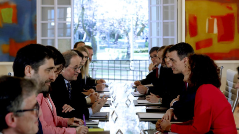 26/02/2020.-  El presidente del Gobierno, Pedro Sánchez (2d) conversa con el presidente de la Generalitat, Quim Torra (4i), en la primera reunión de la mesa de diálogo para solucionar el conflicto político en Catalunya. / EFE