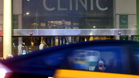 Vista de la entrada principal del Hospital Clínic, donde permanece ingresada una mujer de 36 años de nacionalidad italiana, residente en Barcelona. - EFE