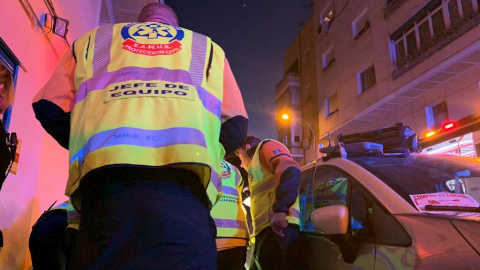 Imagen de sanitarios del Samur-Protección Civil atendiendo a la mujer tras ser disparada en la cabeza por un hombre en el distrito de Ciudad Lineal. - EMERGENCIAS MADRID