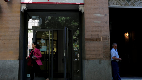 Una mujer sale de una oficina del Banco Popular en Madrid. REUTERS/Juan Medina