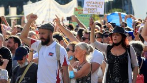 Ni mascarillas ni distancia de seguridad: la manifestación negacionista de la pandemia en Madrid