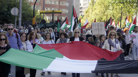 Más de un millar de personas se han manifestado este domingo por el centro de Gijón, una protesta que forma parte de la décima Movilización estatal por Palestina.-EFE/Paco Paredes