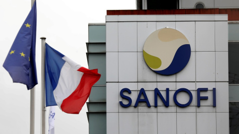 El logo de la farmacéutica Sanofi, junto a las banderas de Francia y de la UE, en su centro de I+D en la localidad gala de Vitry-sur-Seine. REUTERS/Charles Platiau