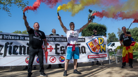 Manifestantes durante la concentración del grupo Democracia Nacional en Montjuïc, a 12 de octubre, en Barcelona. Firma: Lorena Sopêna / Europa Press