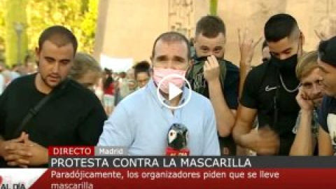 Acosan y escupen a varios reporteros en la manifestación antimascarillas