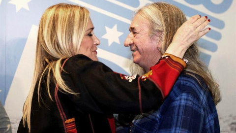 Rosendo recibe la felicitación de la presidenta de Madrid Cristina Cifuentes, etras recibir la medalla de Oro de Madrid hace unas semanas. | EFE