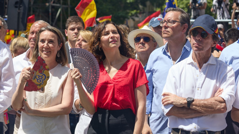  Cuca Gamarra, Isabel Díaz Ayuso, Alfonso Serrano, y el expresidente del Gobierno, José María Aznar, durante una manifestación del PP, en la Puerta de Alcalá. Jesús Hellín / Europa Press.