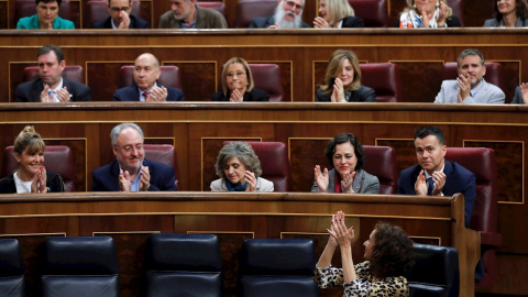 La bancada del PSOE aplaude a la ministra de Hacienda, María Jesús Montero durante el pleno en el Congreso de los Diputados para debatir la senda de déficit. EFE/Chema Moya