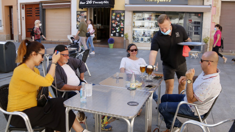 La terrassa d'un bar de Calella, el 19 de maig de 2020 (horitzontal). JORDI PUJOLAR / ACN