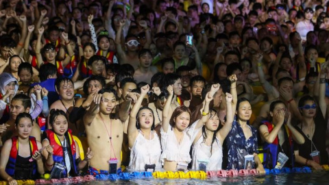 Fiesta en un parque acuático en Wuhan. /AFP