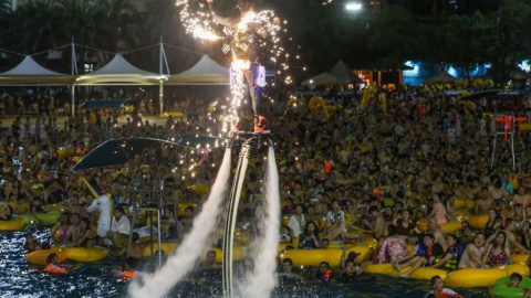 Fiesta en un parque acuático en Wuhan. / AFP