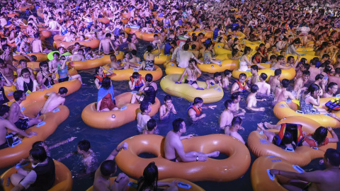 Fiesta en un parque acuático en Wuhan. / AFP