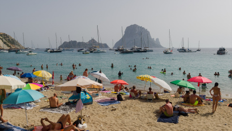  Varias personas en la playa de Cala d'Hort, a 11 de julio de 2023, en Ibiza (España). Imagen de archivo. Germán Lama / Europa press